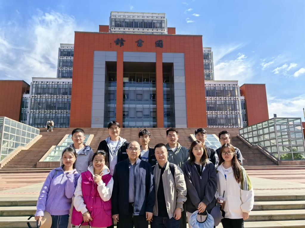 生化学院与在昆工就读研究生合影